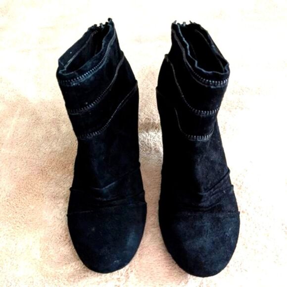 Kenneth Cole Reaction Black Suede Ankle Bootie with Back Zipper 3" Heel - Picture 5 of 10